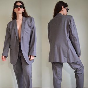 grey dolce & gabbana men’s pant suit set
97% wool 3% elastane